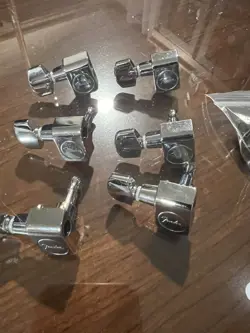 FENDER TUNING PEGS