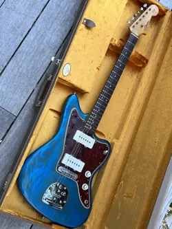 FENDER JAZZMASTER PLAYS