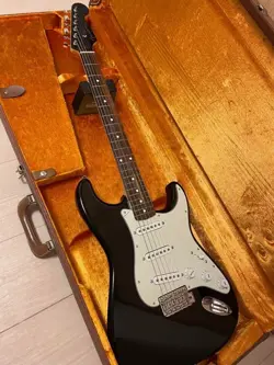 FENDER  2023 COLLECTION TRADITIONAL 60S STRATOCASTER GUITAR BLACK