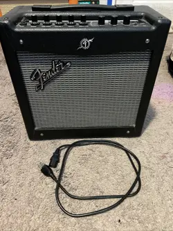 FENDER MUSTANG I GUITAR AMPLIFIER AMP DELAY REVERB CHORUS DSP