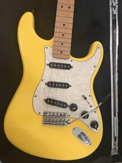 STRATOCASTER MIM MID