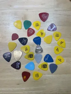 LOT OF 30 VINTAGE GUITAR PICKS - FENDER, KAHLER, GUITAR SHOWCASE