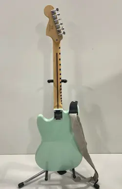 GUITAR SQUIER MUSTANG