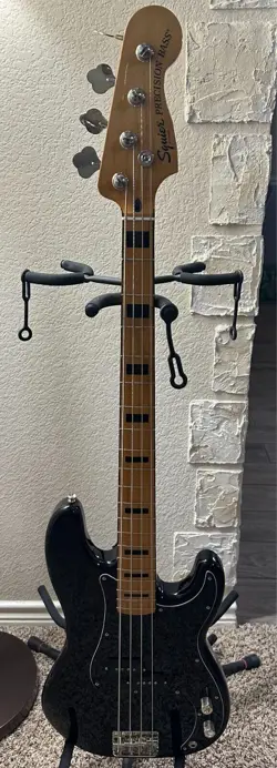 SQUIER CLASSIC VIBE '70S 4-STRING PRECISION BASS MAPLE FINGERBOARD BLACK