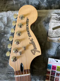 STRATOCASTER W/ HARD