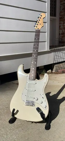 FENDER STRATOCASTER - OLYMPIC WHITE