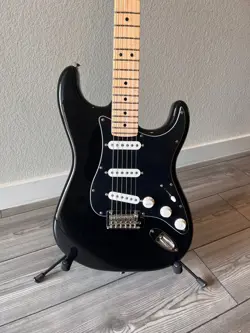 2022 FENDER PLAYER STRATOCASTER WITH MAPLE FRETBOARD - WITH LOCKING TUNERS