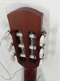 RIGHT-HANDED ACOUSTIC GUITAR