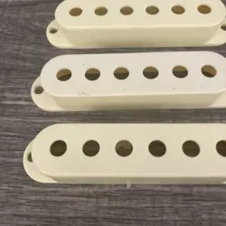 3 NEW CREAM VINTAGE WHITE SINGLE COIL GUITAR PICKUP COVERS FOR FENDER STRAT