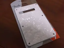 NEW - GENUINE FENDER BACKPLATE FOR STRAT - WHITE MOTO, 099-1323-000