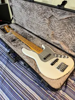 FENDER AMERICAN ULTRA II 5 STRING BASS PRE-OWNED AND IN GREAT CONDITION