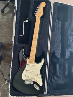 USED FENDER AMERICAN DELUXE STRATOCASTER (BLACK)