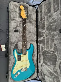 STRATOCASTER LEFT-HANDED MIAMI