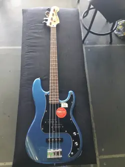 4 STRING ELECTRIC BASS GUITAR USED