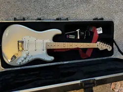 FENDER AMERICAN STRATOCASTER VG WITH HARDSHELL CASE