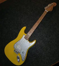 MINI FENDER GUITAR