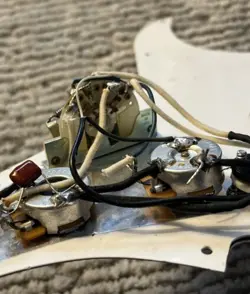 PRE-WIRED PICKGUARD WHITE