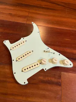 FENDER PLAYER STRAT STRATOCASTER HOT 8K ALNICO 5 PICKUPS AGED WHITE GREEN GUARD