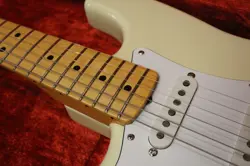 TRIBUTE FENDER STRATOCASTER