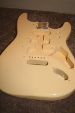 YELLOW ALDER STRATOCASTER