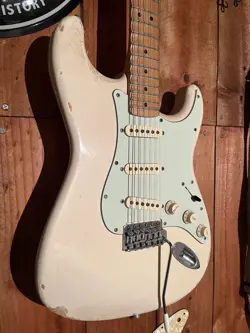 STRATOCASTER 1989-90 SCALLOPED