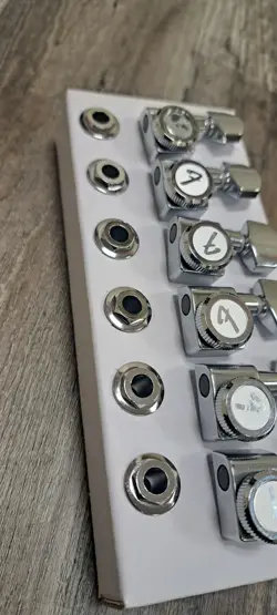 GENUINE FENDER LOCKING F LOGO TUNERS MACHINES PEGS CHROME