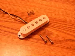 G&L 2007 USA WHITE LEGACY MIDDLE PICKUP