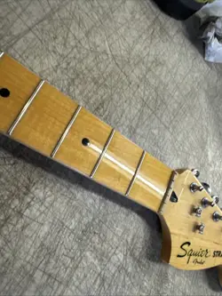 STRATOCASTER SQUIER GUITAR