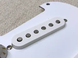 WHITE AFFINITY STRATOCASTER