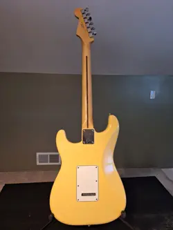 CREAM YELLOW FENDER STRATOCASTER MADE IN MEXICO