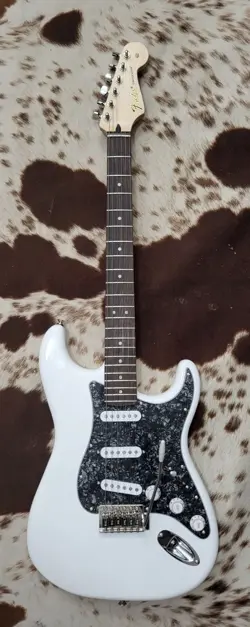 SQUIER STRATOCASTER MIGHTY