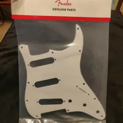GENUINE FENDER WHITE STRATOCASTER / STRAT 3-PLY 11-HOLE SSS GUITAR PICKGUARD