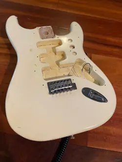 GENUINE FENDER WHITE