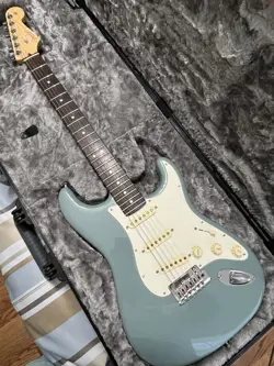 AMERICAN PRO STRATOCASTER, ROSEWOOD FINGERBOARD, SONIC GRAY, LOCKING TUNERS