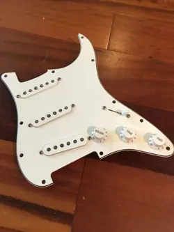 FENDER CUSTOM SHOP FAT '50S STRATOCASTER STRAT PICKUPS PARCHMNT PLAYER PICKGUARD