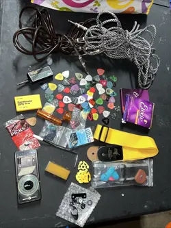 LARGE LOT OF GUITAR ACCESSORIES