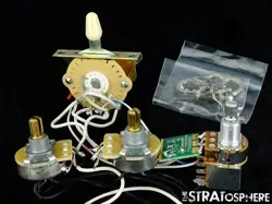 FENDER AMERICAN PERFORMER HSS STRATOCASTER STRAT, CTS POTS 5 SWITCH PUSH/PULL.