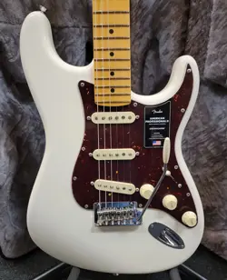 USED, OPEN BOX, FENDER AMERICAN PROFESSIONAL II STRATOCASTER OLYMPIC WHITE, CASE