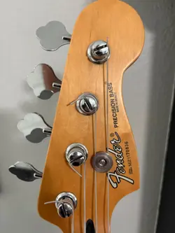 MARK HOPPUS SIGNATURE BASS W/ FENDER HARD CASE