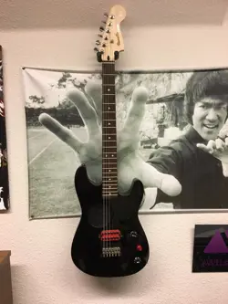 CUSTOM FENDER MINI PLAYER TRAVEL STRAT W/ BUILT-IN AMPLIFIER RUNS ON 9V BATTERY