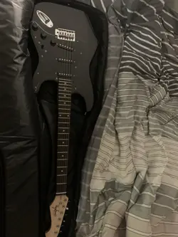 INDIO GUITAR AND PEVEY VIPER AMP