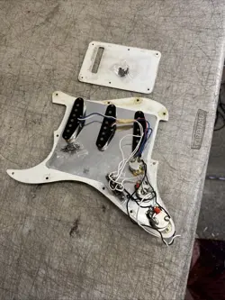 PICKGUARD STRATOCASTER W/