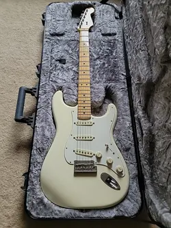 FENDER AMERICAN PROFESSIONAL I STRATOCASTER  OLYMPIC WHITE WITH CASE CANDY