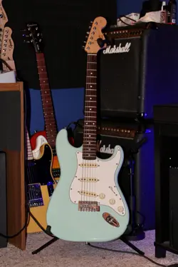 SQUIER AFFINITY STRATOCASTER (W/ FENDER TEX-MEX SSS PICKUPS)