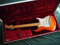 ELECTRIC GUITAR FENDER USA CUSTOM SHOP DELUXE STRATOCASTER QUILTED TOP WITH CASE