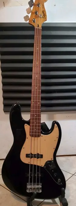 FENDER 4-STRING ELECTRIC