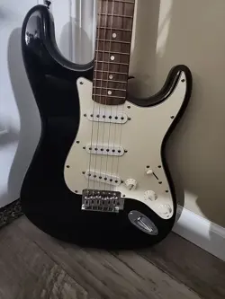 BEAURIFUL SQUIER STRAT FENDER ELECTRIC GUITAR WITH BAG - LOW SHIPPING