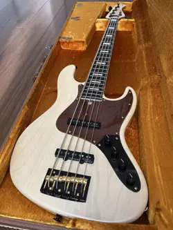 BACCHUS WOODLINE 517 5-STRING ELECTRIC BASS W/ FENDER HARD CASE - USED