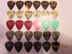 LOT OF 30 VINTAGE/MODERN FENDER GUITAR PICKS. VARIOUS GAUGES - MOSTLY NOS RL9