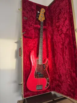 SQUIER CLASSIC VIBE '60S PRECISION BASS, FENDER CUSTOM SHOP WITH CASE USED